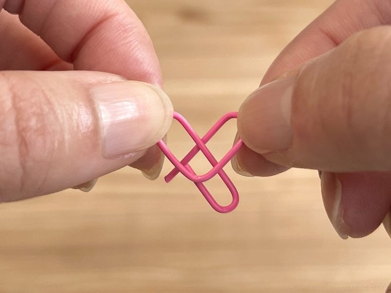 クリップをハート型にしている様子