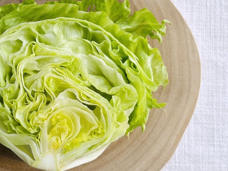 まな板にのったカットレタス