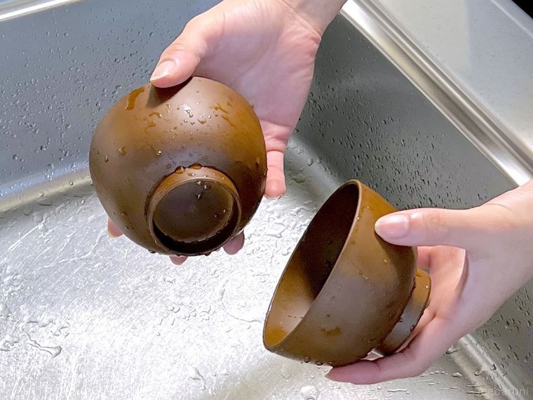 両手にお椀を持っている様子