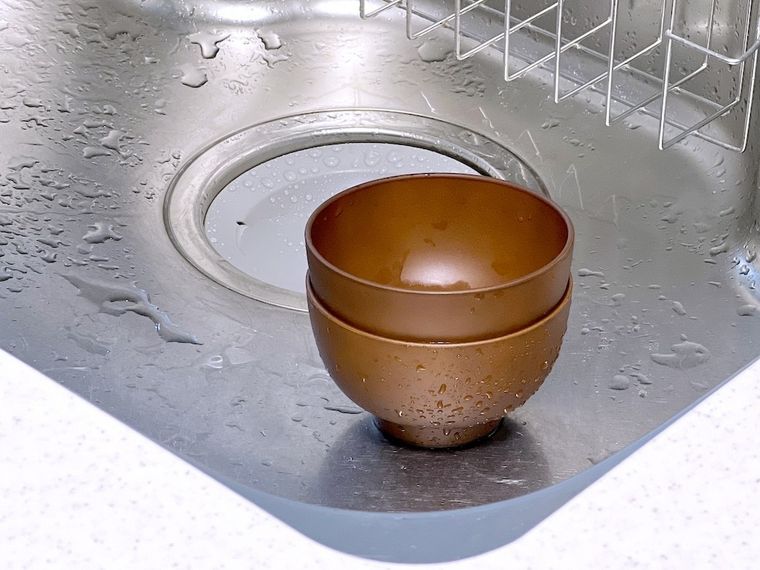 お椀が重なった状態でシンクに置かれている様子