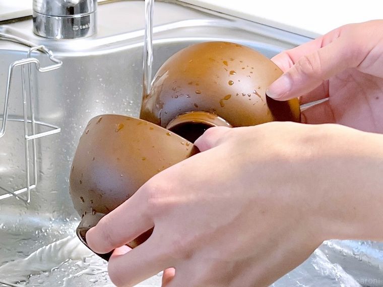 両手にお椀を持っている様子