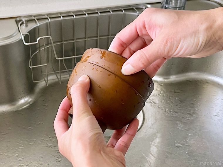 くっついたお椀とお椀を離そうとしている様子