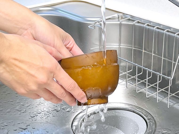 重なったお椀の隙間に水を流し込んでいる様子