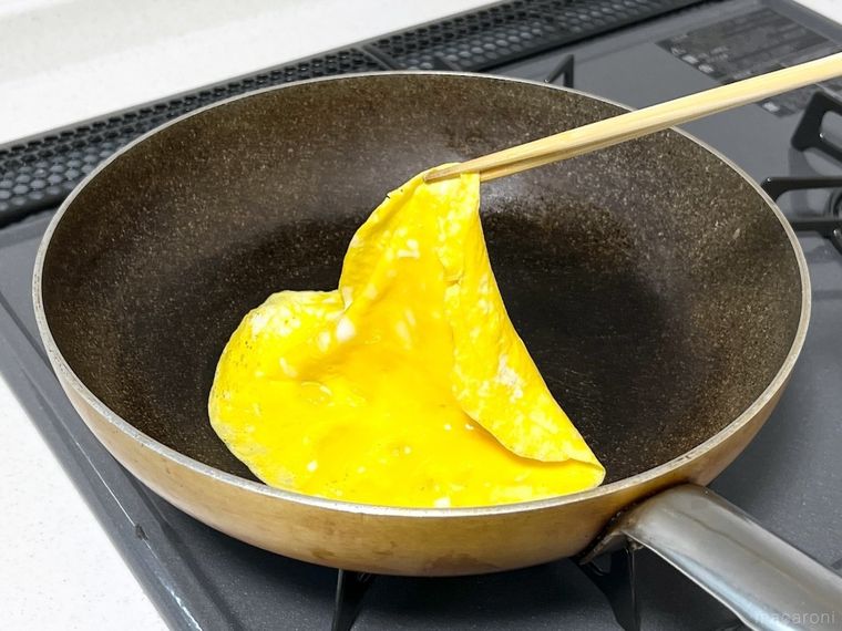 フライパンで薄焼き卵を焼いている様子