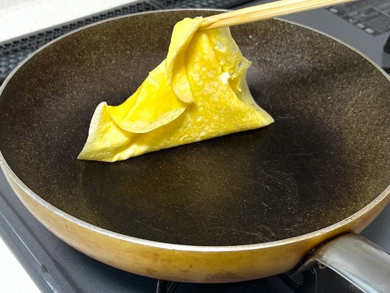 フライパンで薄焼き卵を焼いている様子