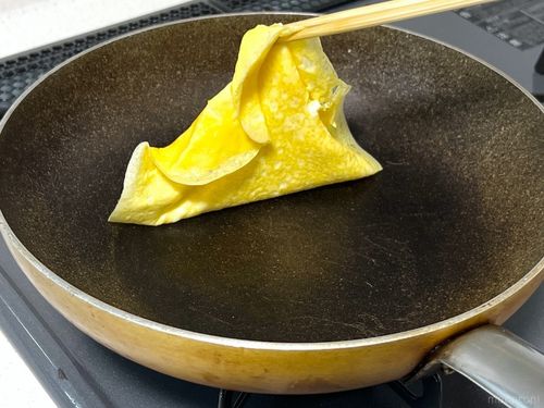 フライパンで薄焼き卵を焼いている様子