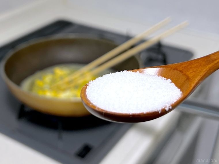 スプーンで塩をすくった様子