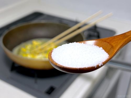スプーンで塩をすくった様子