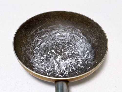 塩を乾煎りしたフライパンを冷ましている様子