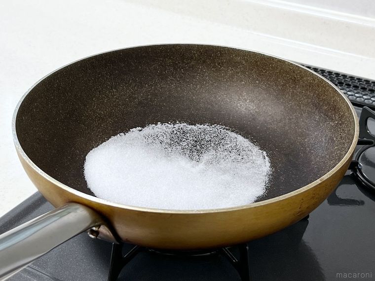 フライパンで塩を乾煎りしている様子