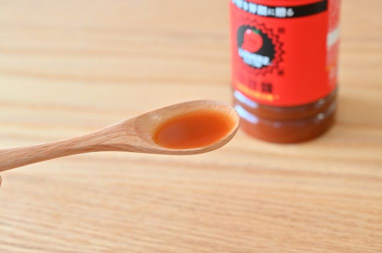 ミツカンLOVERZ たれつゆ 辛旨醤のボトルと木製スプーンにすくった調味料