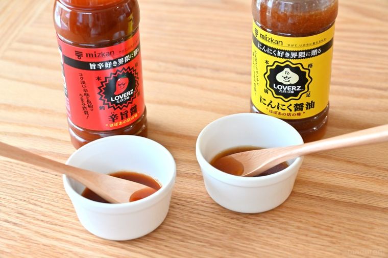 小皿に出した2種類の調味料とボトル