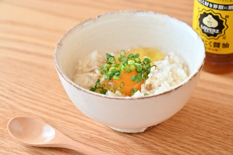白いどんぶりに入ったたまごかけご飯