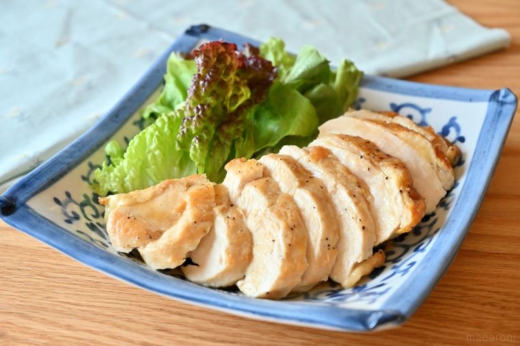 青い四角皿に盛られたレタスと鶏肉のソテー