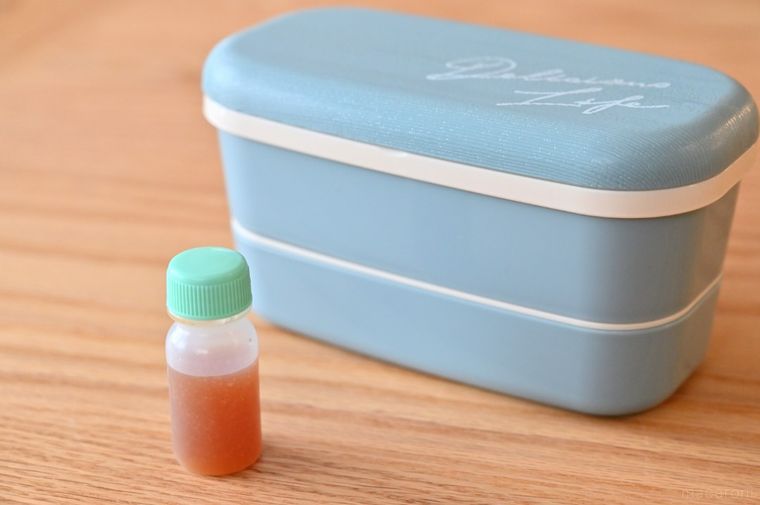 二段弁当箱と調味料用のミニボトル