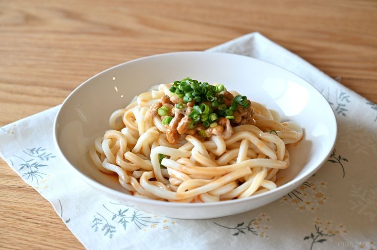 白い丸皿に盛られた納豆うどん