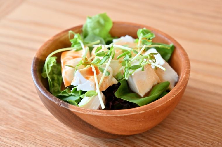 木製ボウルに盛りつけられた豆腐サラダ