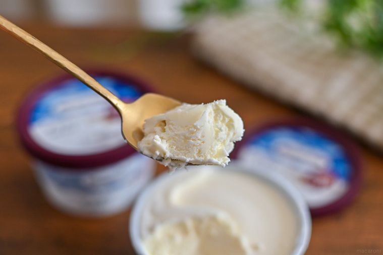 アイスをスプーンですくっているところ