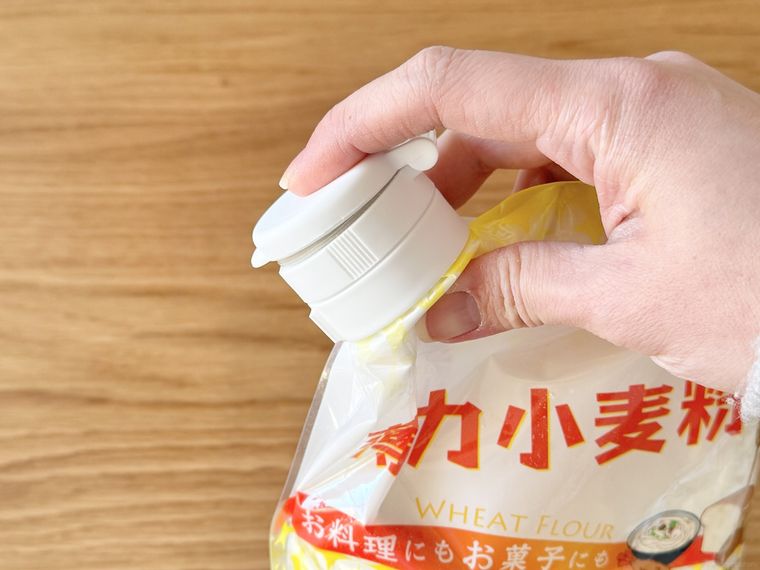 「袋キャップ（ミニ）」を取り付けた小麦粉を閉じている様子