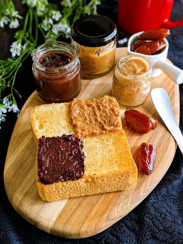 カッティングボードに盛り付けた3種のデーツクリームとトースト