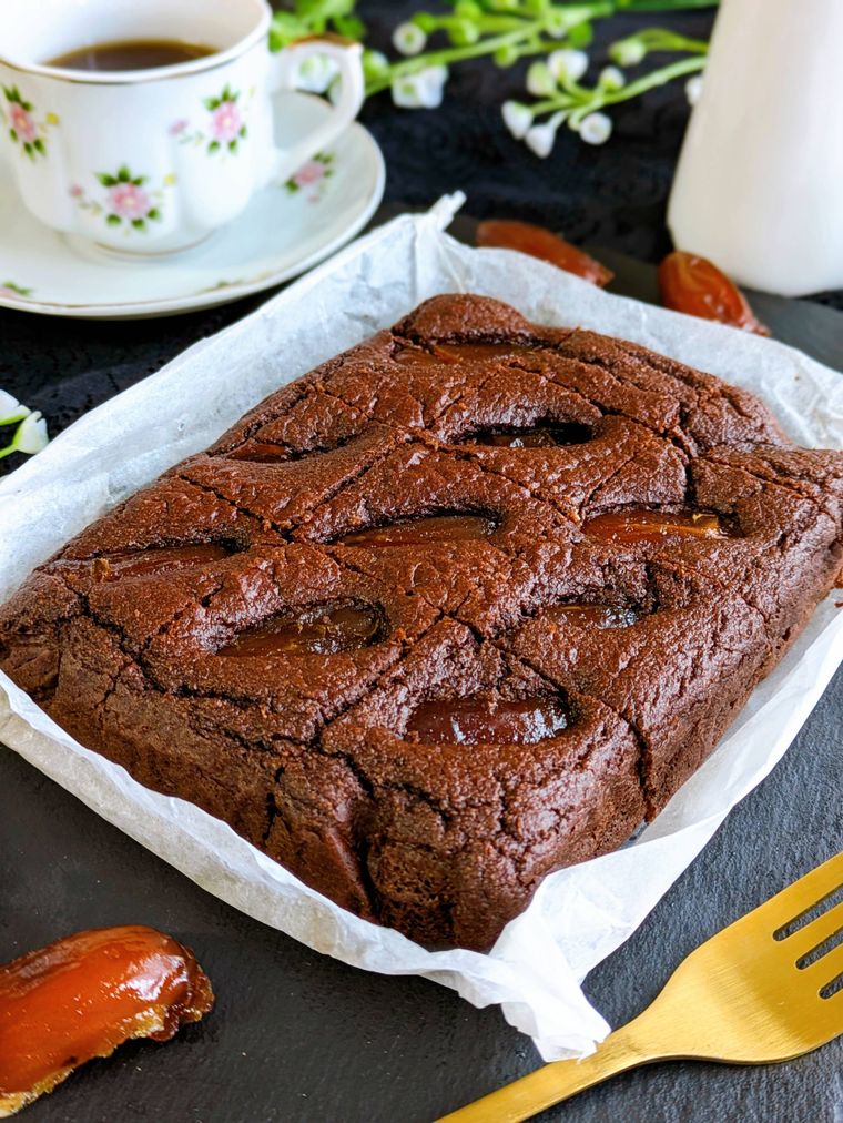 クッキングシートにのったデーツのケーキ