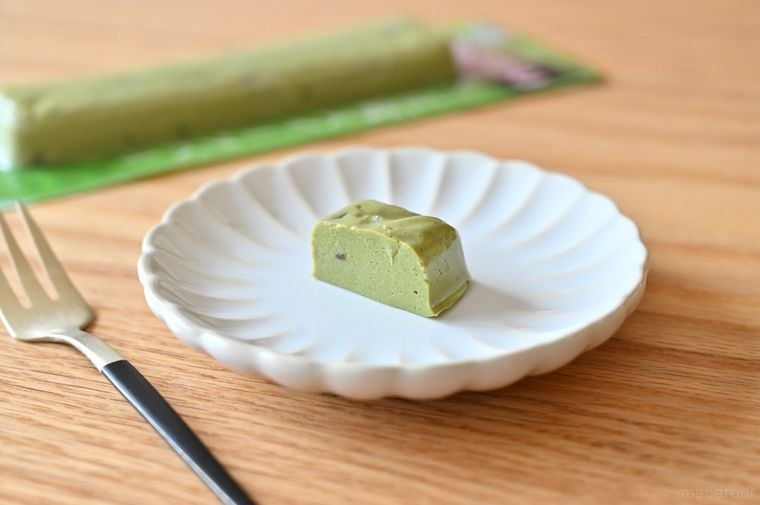 モットーフ豆腐スイーツバー 抹茶あずきと小皿に盛られたひと口ぶんの豆腐バー