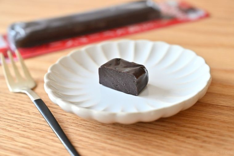 モットーフ豆腐スイーツバー カフェモカと小皿に盛られたひと口ぶんの豆腐バー