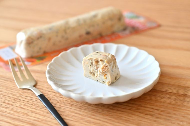 モットーフなめらか豆腐バー 五目入りと小皿に盛られたひと口ぶんの豆腐バー