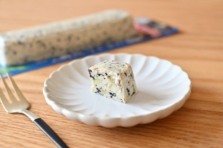 モットーフなめらか豆腐バー 枝豆ひじきと小皿に盛られたひと口ぶんの豆腐バー