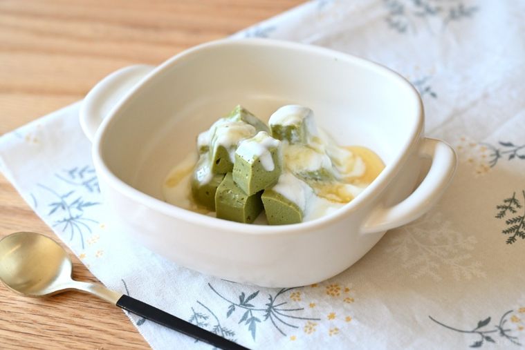 白い器に入った角切り抹茶あずき豆腐バーとヨーグルト
