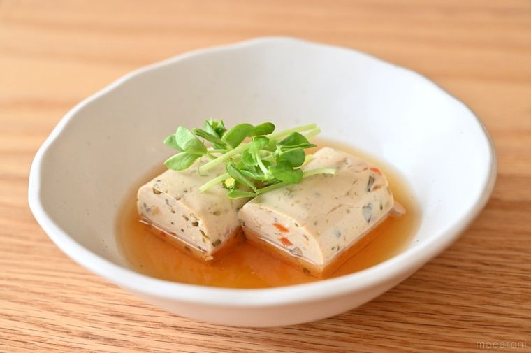 だしに浸っているなめらか豆腐バー 五目入り