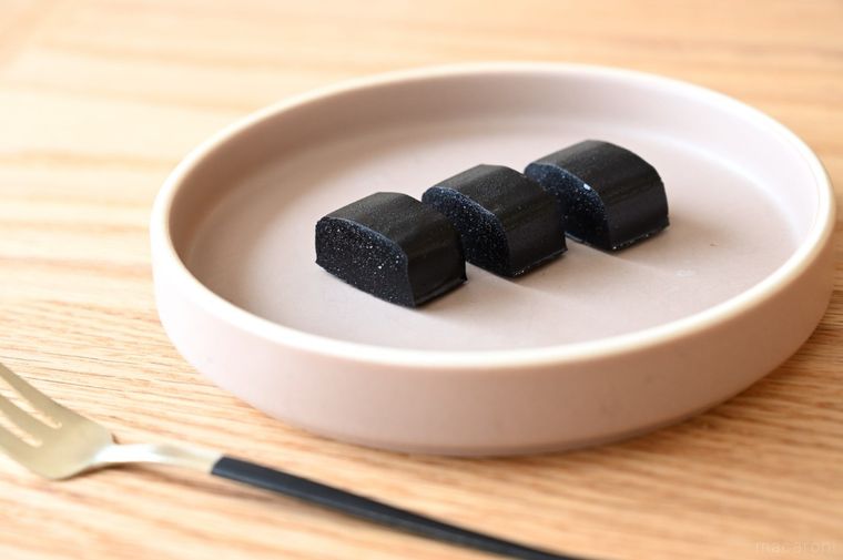 ピンクのお皿に並んだひと口サイズの豆腐スイーツバー