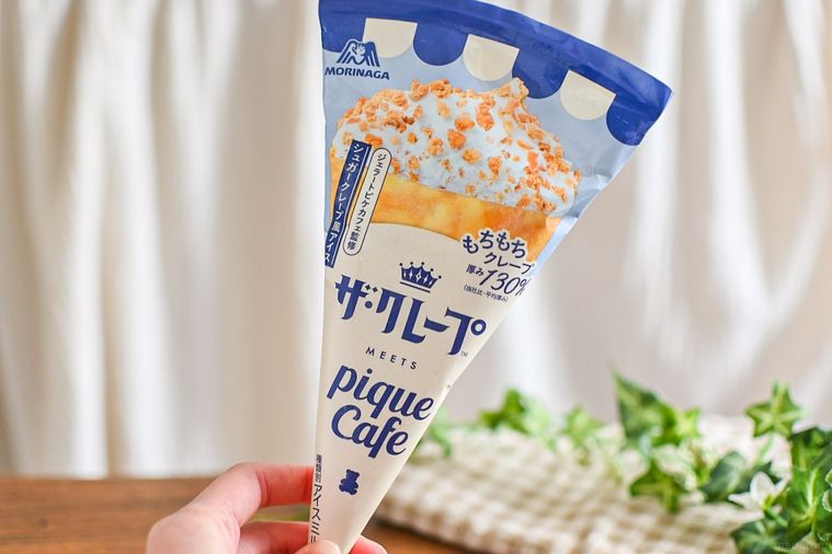 アイスのパッケージを持っているところ