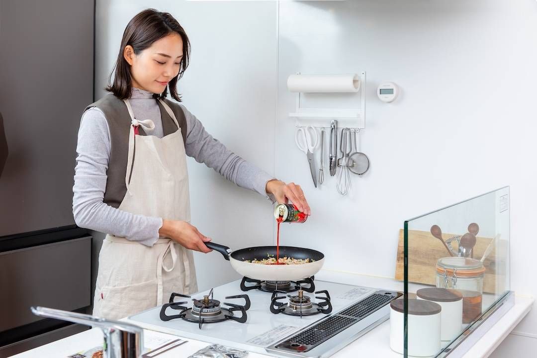 女性が調理している様子