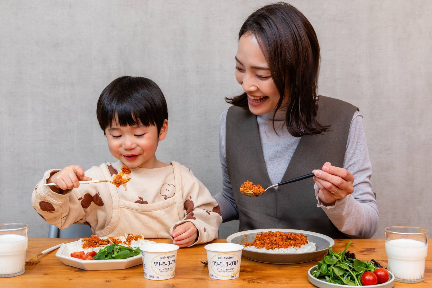 親子が食べている様子