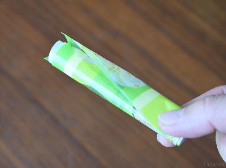手に持った丸めたパッケージ