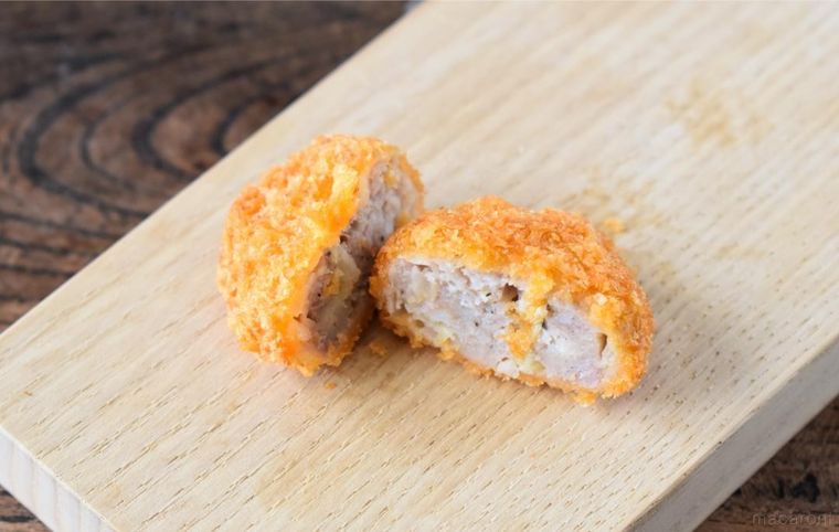 半分にカットしたメンチカツ