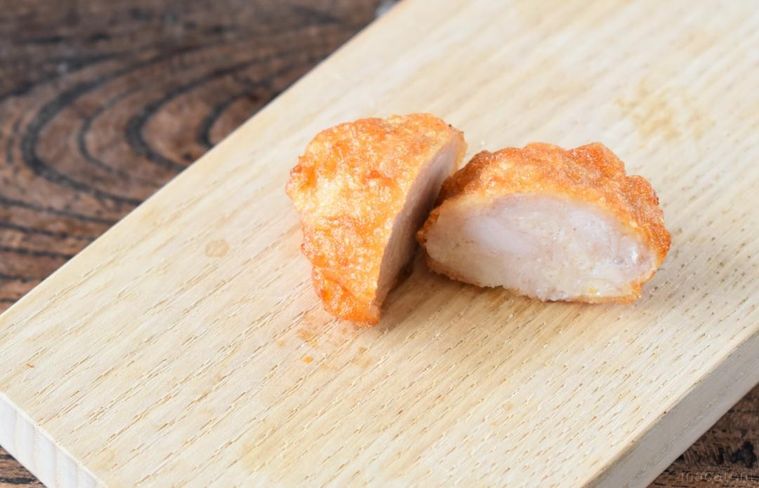 半分にカットしたからあげ