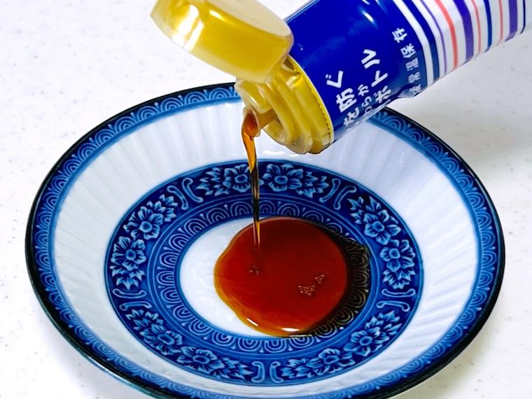 小皿にしょうゆを出している様子