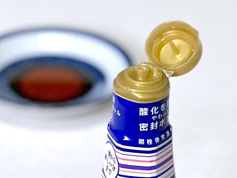 フタが開いた調味料のボトル