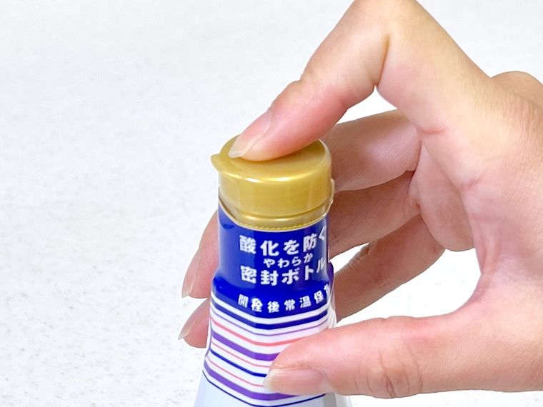 調味料のフタを閉めている様子