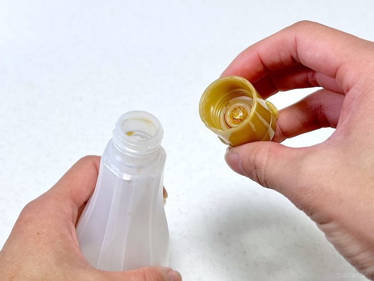 しぼりたて生しょうゆのキャップを外した様子