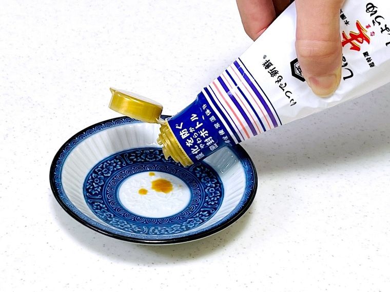 小皿にしょうゆを出している様子