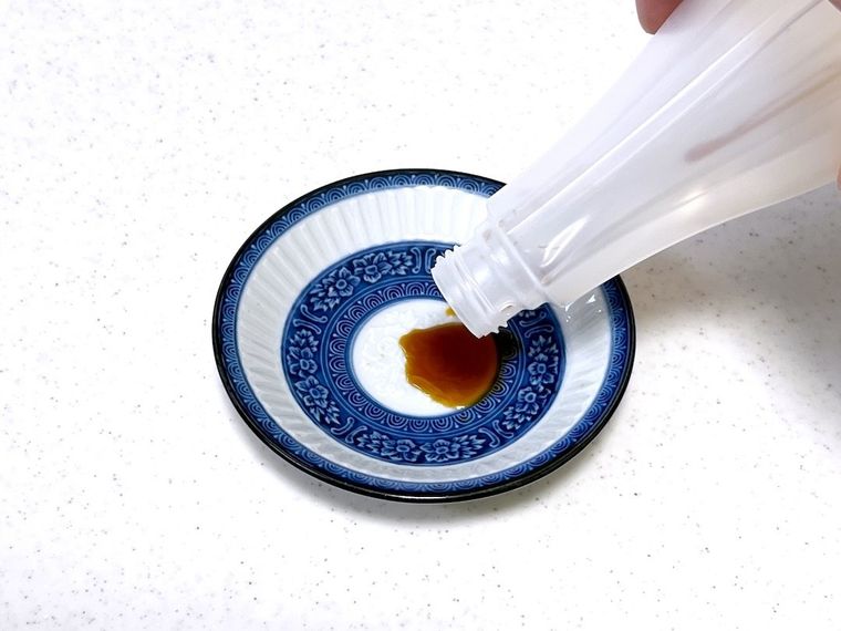 小皿にしょうゆを出している様子