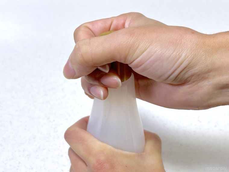 しぼりたて生しょうゆのキャップを外している様子