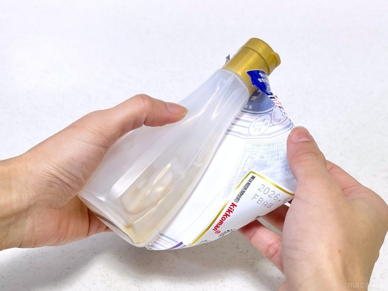 しぼりたて生しょうゆのラベルをはがしている様子