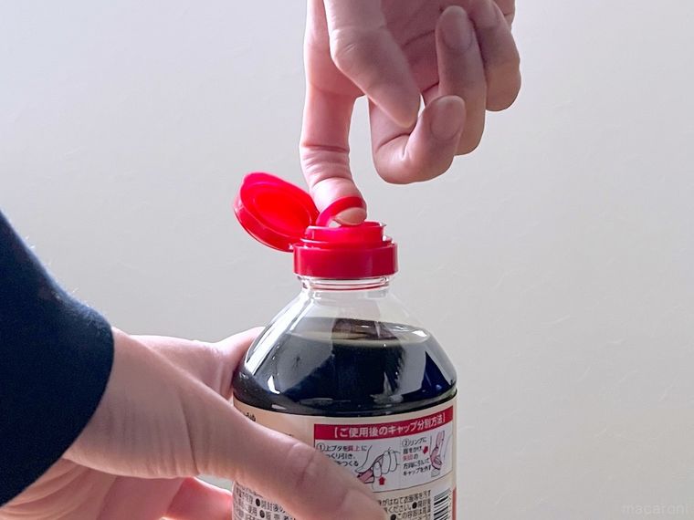 しょうゆの中栓を開けようとしている様子