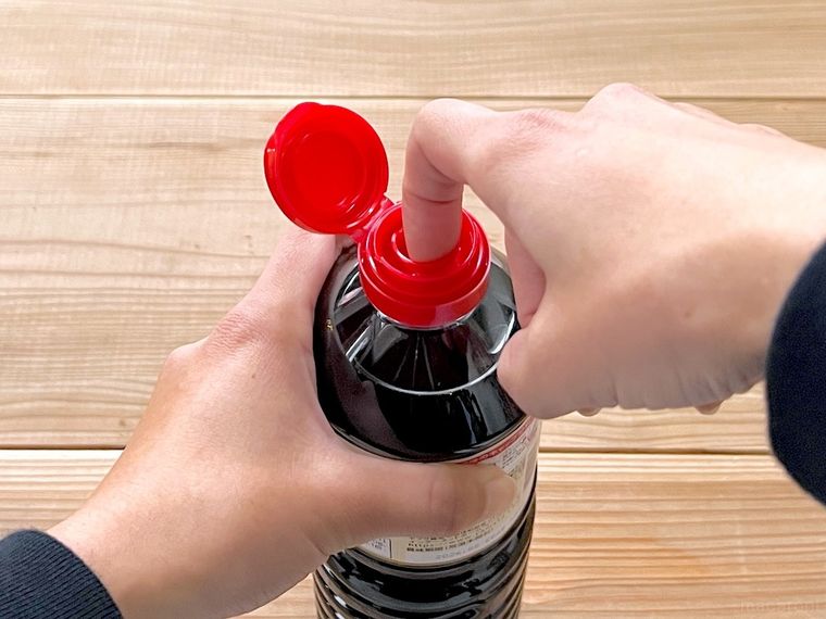 しょうゆの中栓を開けようとしている様子