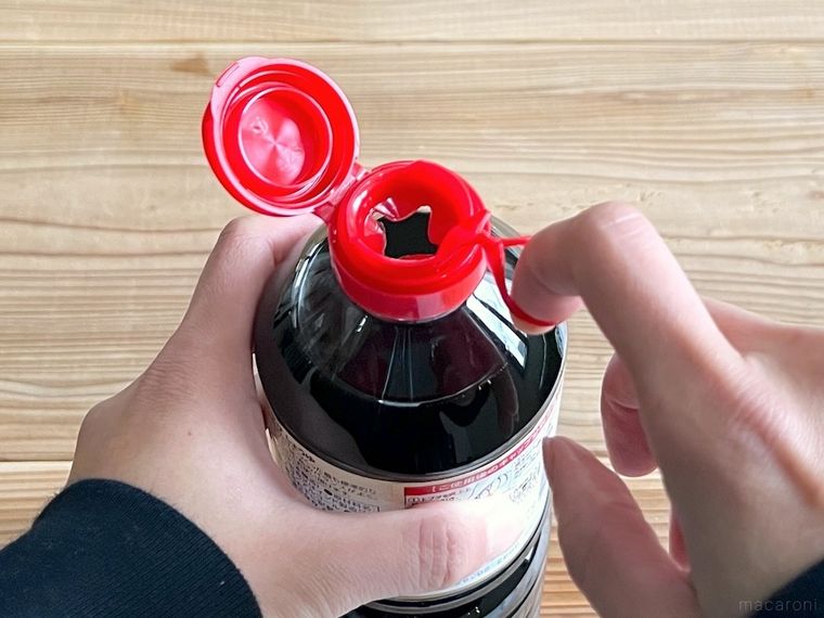 しょうゆの中栓を開けた様子