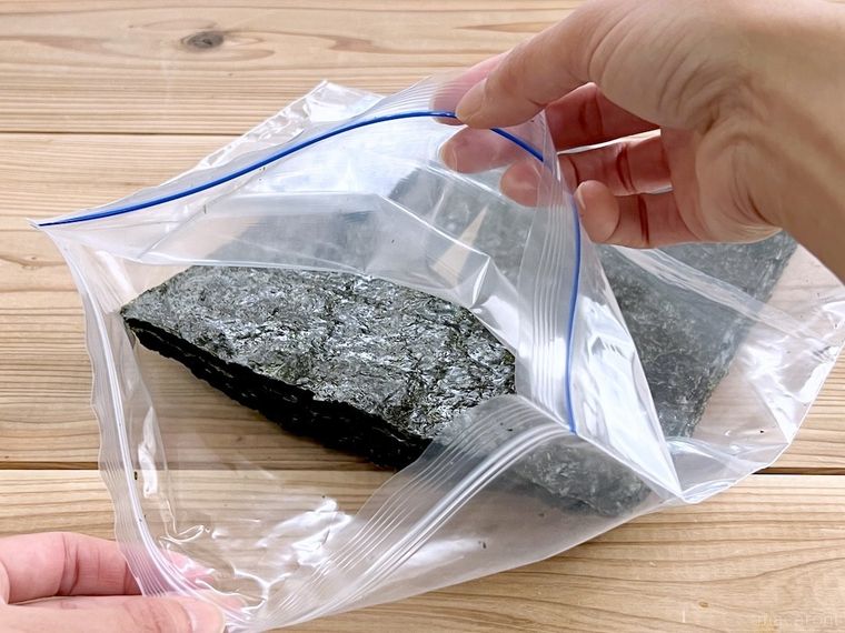 海苔が入った保存袋を開けている様子